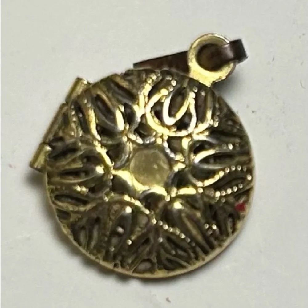 Gold Pendant with Tassel - Picture 3 of 9